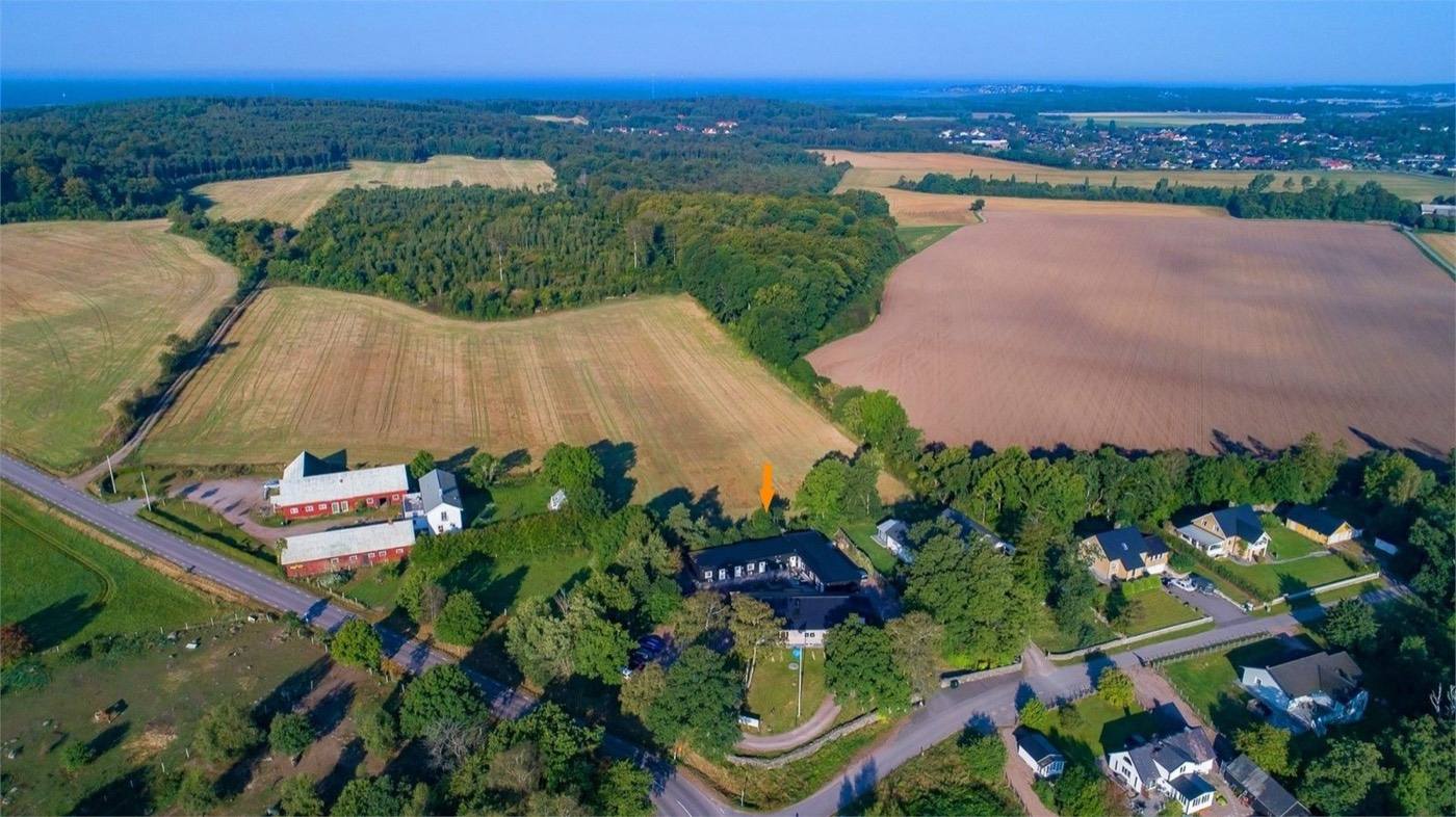 Flygbild över fastigheten med båda byggnaderna och tomten