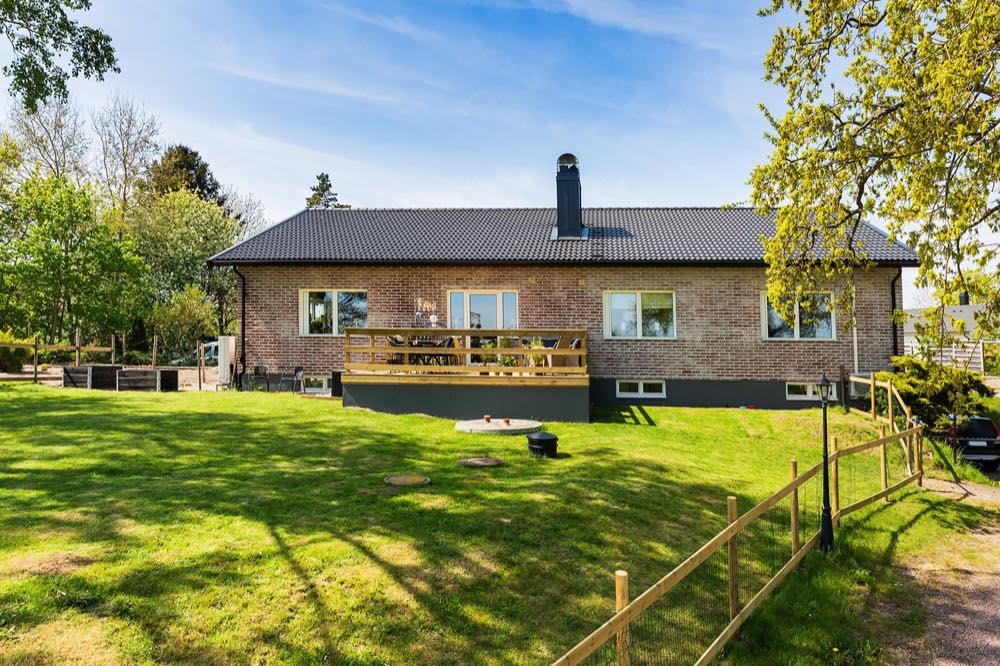 Bostadshuset sett från gräsmattan