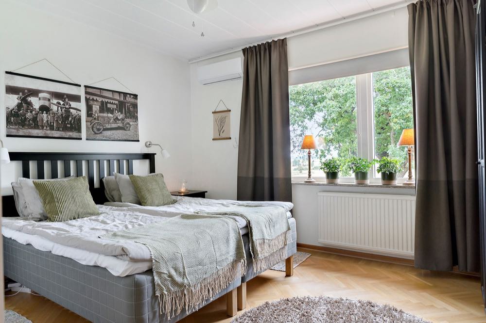 Sovrum med utsikt mot trädgården