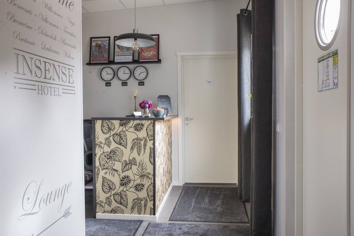 Receptionen med skylten Insense Hotel Lounge